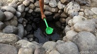 Warga berharap mendapat bantuan air bersih dari pemerintah sehingga tidak perlu mengambil air di sungai.