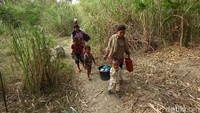 Selain untuk mengambil air, biasanya warga sekaligus mandi di sungai yang tengah kering tersebut.