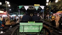  Menteri Pariwisata, Gubernur Provinsi DIY menaiki GrabAndong. Andong yang dimiliki GrabAndong ditandai dengan label grab di sekelilingnya (dok. grab)  