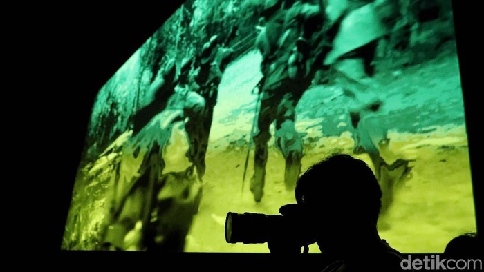 Warga menonton film lawas bertemakan perjuangan di Bioskop Rakyat Teluk Gong, Jakarta Utara, Sabtu (24/8). Kegiatan itu untuk memperkenalkan bioskop rakyat.