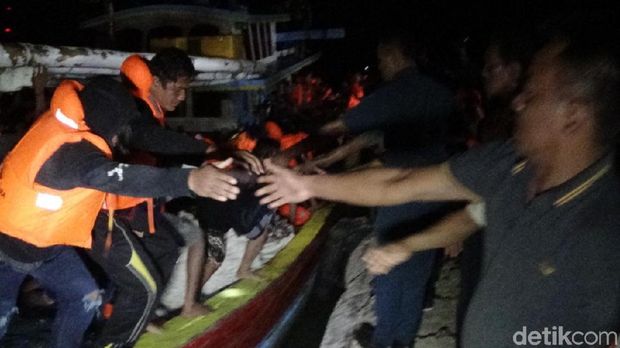 Penumpang kapal yang selamat dievakuasi/