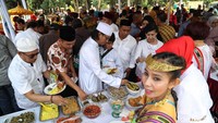 Pengunjung menikmati makanan yang ada.