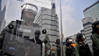 Ribuan demonstran tersebut dihadang oleh puluhan polisi anti huru-hara yang dilengkapi dengan perisai dan pentungan. (Foto: AFP)