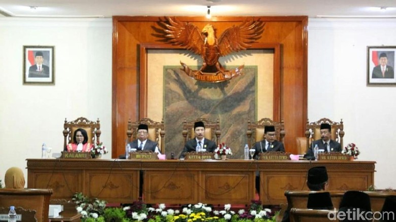 50 Anggota DPRD Tulungagung Dilantik, Tersangka KPK Jadi Ketua Sementara 50 Anggota DPRD Tulungagung Dilantik, Tersangka KPK Jadi Ketua Sementara