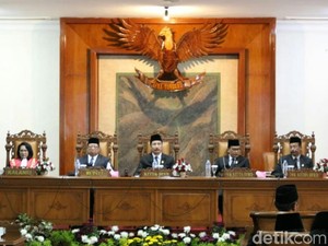 50 Anggota DPRD Tulungagung Dilantik, Tersangka KPK Jadi Ketua Sementara