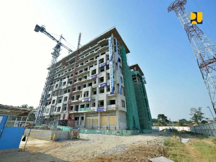 Pemerintah mulai membangun kampus Universitas Islam Internasional Indonesia (UIII) di Depok. Lokasi proyek UIII sempat dikunjungi Wakil Presiden Jusuf Kalla.