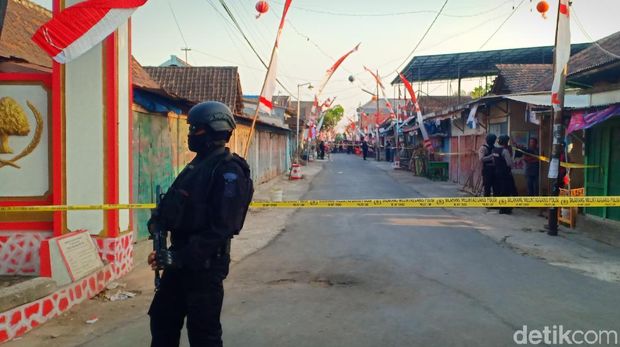 Rumah dan kios YT digeledah densus 88/