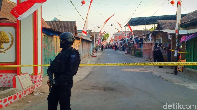 Rumah dan Kios Perampok Toko Emas di Magetan Digeledah Densus 88 Rumah dan Kios Perampok Toko Emas di Magetan Digeledah Densus 88