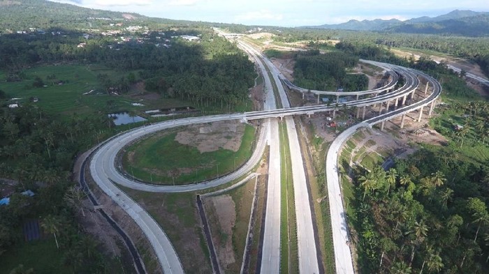 Pemerintah membangun tol Manado-Bitung sepanjang 39 km. Proyek ini digarap beberapa BUMN, salah satunya PT Hutama Karya (Persero).