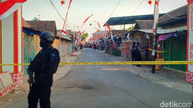 Detik-detik YT Rampok Toko Emas di Magetan Sebelum Dibekuk Densus 88 Detik-detik YT Rampok Toko Emas di Magetan Sebelum Dibekuk Densus 88