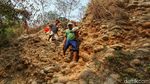 Cibarusah Kekeringan, Warga Ciduk Air Sungai
