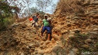 Butuh perjuangan untuk dapat turun ke sungai karena tebingnya curam.