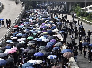 Hong Kong Masih Bergejolak, China Tak Mau Melunak
