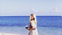 Tinsley pun juga menikmati pantai-pantai di Amerika. Salah satunya yaitiu Little Palm Island Resort & Spa di Florida (tinsleymortimer/Instagram)  