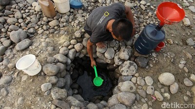 Cibarusah Kekeringan, Warga Ciduk Air Sungai