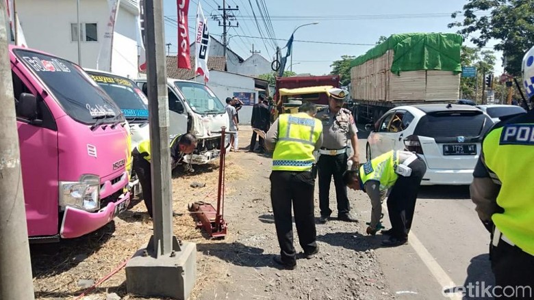 Kecelakaan Frontal Libatkan 6 Kendaraan di Pasuruan, Dua Orang Luka Kecelakaan Frontal Libatkan 6 Kendaraan di Pasuruan, Dua Orang Luka