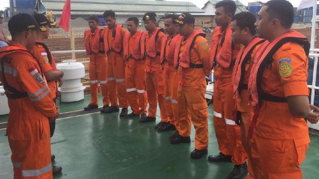 Lima orang ditemukan selamat.