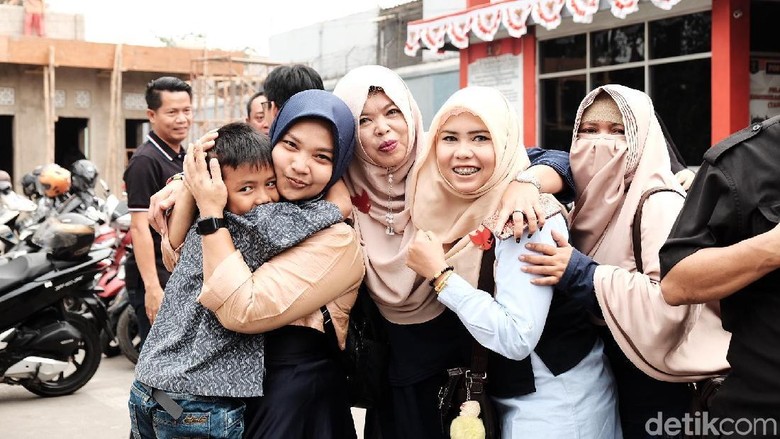Bebas Penjara, Emak-emak Pepes: Lebih Hati-hati Pakai Medsos Bebas Penjara, Emak-emak Pepes: Lebih Hati-hati Pakai Medsos