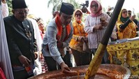 Anies sempat mencicipi dodol Betawi.