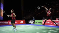 Di akhir pertandingan, ganda putri terbaik nasional itu menang 25-23 dan 23-21. ANTARA FOTO/Hafidz Mubarak.