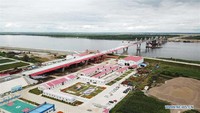 Jembatan ini melintasi Sungai Heilongjiang, yang dikenal di Rusia sebagai Sungai Amur, membentang dari Heihe, sebuah kota perbatasan di timur laut Provinsi Heilongjiang China, ke kota Rusia Blagoveshchensk. Xinhua/Wang Jianwei.