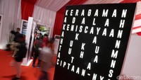 Aksara lintas masa merupakan pameran yang bernilai kesejarahan, kebangsaan dan informasi. Di mana nantinya pameran akan dibagi menjadi 7 tema, diantaranya adalah foto Istana Kepresidenan sejak era Pemerintahan Belanda sampai dengan terkini, kegiatan presiden di dalam istana, beberapa capaian yang diraih oleh presiden.