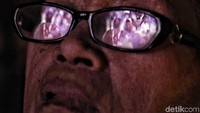 Sejumlah warga menonton film lawas bertemakan perjuangan di Bioskop Rakyat Teluk Gong, Jakarta Utara, Sabtu (24/8).