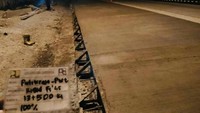 Aspal karet memiliki tingkat perkerasan lebih baik, tidak mudah meninggalkan jejak roda pada saat aspal basah, dan daya tahan lebih tinggi dibanding aspal biasa. Pool/Kementerian PUPR.