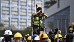 Tegang! Ribuan Demonstran Hong Kong Berhadapan dengan Polisi