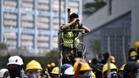 Antipati  terhadap polisi makin meningkat setelah polisi menggunakan tongkat, peluru karet dan gas air mata terhadap para pengunjuk rasa yang rusuh dan polisi juga dituduh memukuli para demonstran damai. (Foto: AFP)