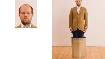 Mulanya dia belum lama ini harus memperpanjang paspor. Dia diminta untuk berdiri tegak lurus dan tanpa ekspresi. Foto: Max Siedentopf via Sina Mobile