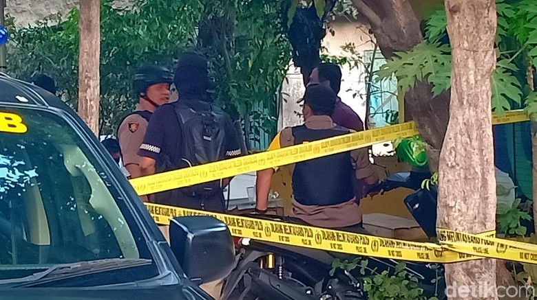 Geledah Rumah Perampok Toko Emas di Madiun, Densus Temukan Berbagai Senjata