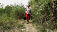 Dalam sehari warga harus bolak balik sungai sebanyak 4x guna mendapatkan air bersih.