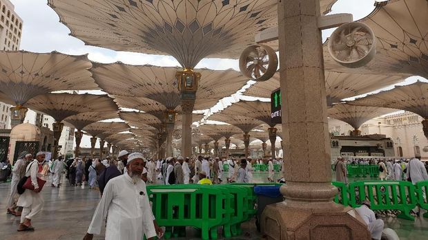 Di pelataran Masjid Nabawi pun hawa panas masih terjaga berkat payung-payung raksasa di sepanjang halaman.