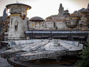 Serunya Menikmati Star Wars Galaxys Edge di Disneyland