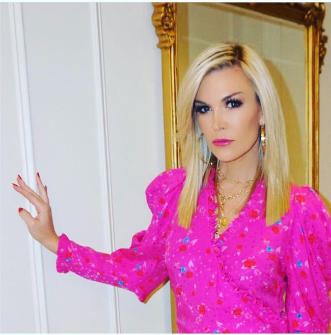 Banyak orang bersimpati sekaligus kesal dengan sikap bucin Tinsley. Namun ketika sudah cinta buta maka tidak ada yang bisa mempengaruhi Tinsley. Cinta bikin ia jadi kecanduan. Kamu jadi kehilangan dirimu sendiri, ujar teman Tinsley mengomentari hubungan dengan Fanjul, seperti dikutip dari Page Six. Foto: Instagram/@tinsleymortimer