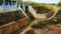 Sementara pada musim hujan elevasi sungai komering naik mengakibatkan debit air sungai komering yang masuk ke saluran relatif  cukup besar dan membawa cukup banyak kandungan lumpur yang mengendap di saluran. Pool/Kementerian PUPR.