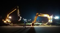 Tak hanya siang hari, saat malam pun proyek penambahan landasan pacu Bandara Banyuwangi juga tetap berjalan. Pool/PT Wijaya Karya (Persero) Tbk.