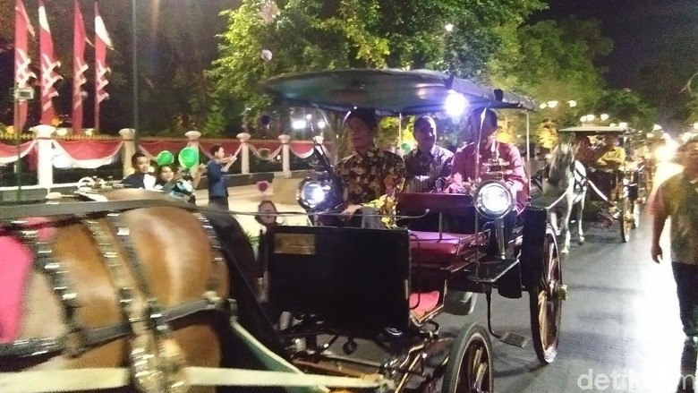 Menpar Yahya bersama Sri Sultan HB X menaiki Andong dalam peluncuran GrabAndong di Malioboro.(Usman Hadi /detikcom) Menpar Yahya bersama Sri Sultan HB X menaiki Andong dalam peluncuran GrabAndong di Malioboro.(Usman Hadi /detikcom)