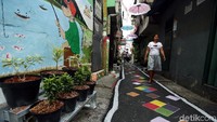 Bermacam tanaman hias ditanam di gang yang terletak di RW 09, Kota Bambu Selatan, Palmerah, Jakarta Barat.