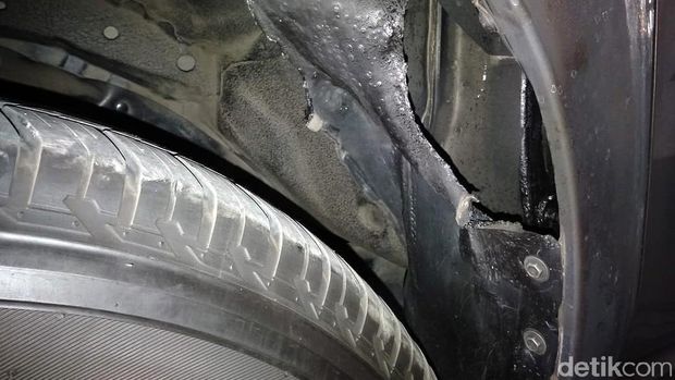Mobil dinas Bupati Tegal dibakar orang misterius.