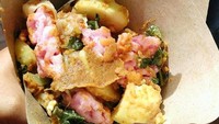 Ini lotek garing versi Alkateri Bandung. Bumbunya tak diberi banyak air sehingga bisa disajikan dalam contong. Enak dimakan dengan kerupuk kanji. Foto : Instagram @kulinerbandung