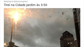 Hal itu membuat kendaraan di kota Sao Paulo pun sudah mulai menyalakan lampu tak ubahnya malam hari, padahal hari masih sore. (Foto: Internet/Twitter)