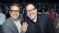 Robert Downey Jr turut mempersembahkan terima kasihnya kepada sutradara Jon Favreau atas gelar Disney Legend yang ia terima. (Foto: dok. Disney/D23)