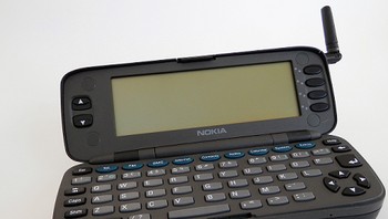 Di dalam wujud clamshell Nokia 9000 Communicator ada keyboard QWERTY chiclet, termasuk tombol-tombol fungsi yang dapat diprogram. (Foto: nokiacollection.com)