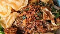 Lotek gaya Solo yang manis gurih, makin komplet ditambah telur rebus plus kerupuk kanji. Ayo, sarapan! Foto : Instagram @kulinerdisolo