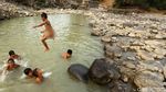 Potret Keceriaan Anak-anak Berenang di Sungai Cipamingkis