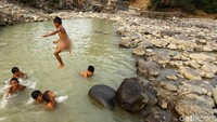 Sesekali mereka melompat dari batu besar.