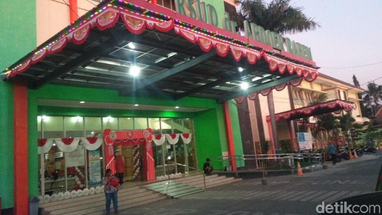 Kondisi Memburuk, Satu Korban Miras Kembali Dirujuk ke RSUD Situbondo Kondisi Memburuk, Satu Korban Miras Kembali Dirujuk ke RSUD Situbondo