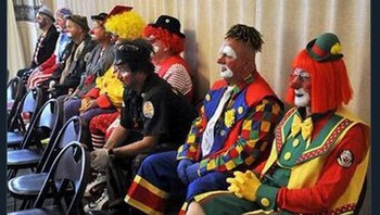 Para pemain MU dianggap seperti badut saat kalah 1-2 ketika menjamu Crystal Palace. (Foto: Internet/Twitter)